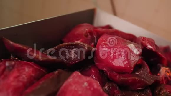 工人将生肉放入车间的切肉机视频的预览图