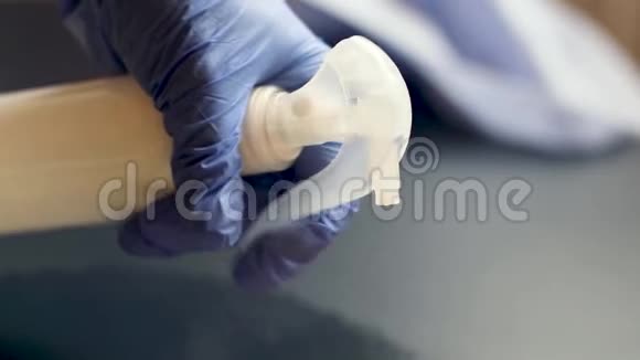 冠状病毒大卫19在黑暗的背景上用橡胶手套清洁房间视频的预览图