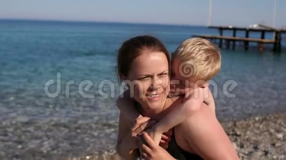 幸福的家庭在海边放松快乐的一家人夏天在海滩休息视频的预览图
