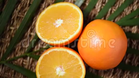 棕榈枝上健康橙果旋转背景上景柑橘类水果素和生食概念果汁视频的预览图