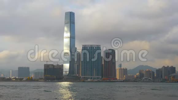 香港尖沙咀玻璃摩天大楼反射太阳视频的预览图