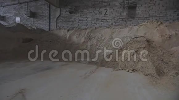 加气混凝土生产用材料一大堆沙子和石头视频的预览图