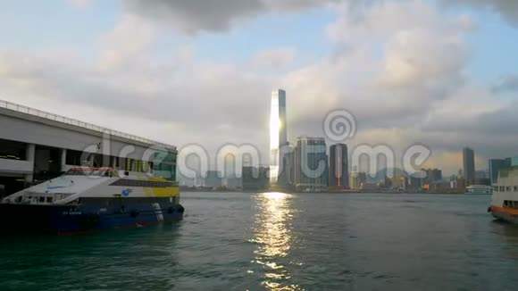 维多利亚湾的香港船玻璃摩天大楼4k反射太阳视频的预览图