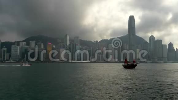 香港维多利亚湾及维多利亚峰景观及2艘渡船通道视频的预览图