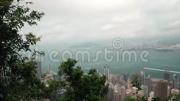 香港及维多利亚湾景观多艘船由山顶俯瞰视频的预览图
