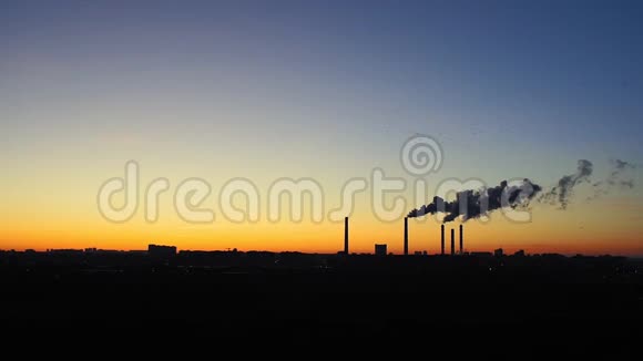 工厂在日落时冒烟或蒸汽进入大气层环境污染的概念视频的预览图