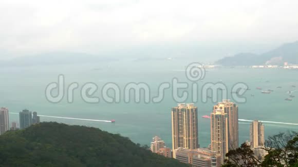 香港和维多利亚湾的景色有许多船从山上在多云的4k视频的预览图