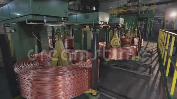 现代电缆厂电缆的生产特写镜头电缆电线生产和机器在工厂视频的预览图
