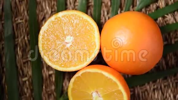 棕榈枝上健康橙果旋转背景上景柑橘类水果素和生食概念果汁视频的预览图