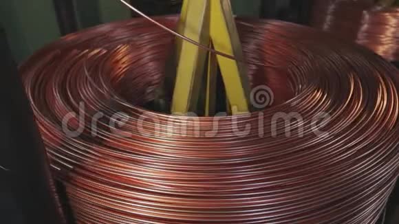现代电缆厂电缆的生产特写镜头电缆电线生产和机器在工厂视频的预览图