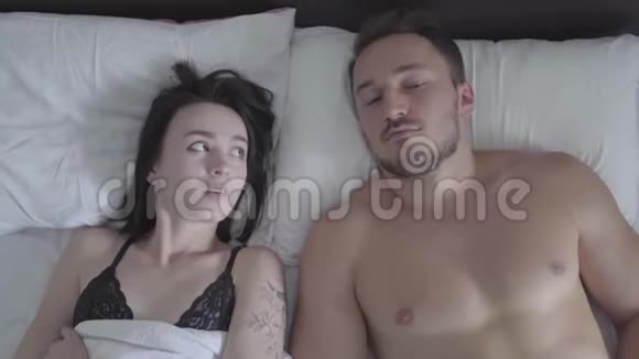 伤心沮丧的男人和女人的肖像可能是在争吵后躺在床上不说话关系中的问题视频的预览图