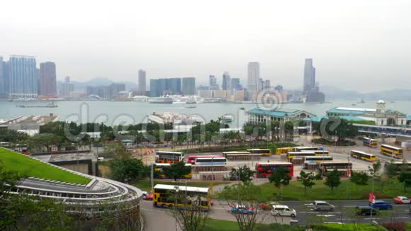 香港九龙全景维多利亚港中环码头旁繁忙道路视频的预览图