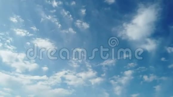 蓝天白云蓬松的卷云在风的驱使下在明亮的空气中飘荡视频的预览图