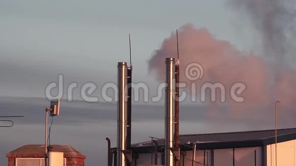 一台旧煤锅炉的烟囱里冒出的烟排到空气中视频的预览图