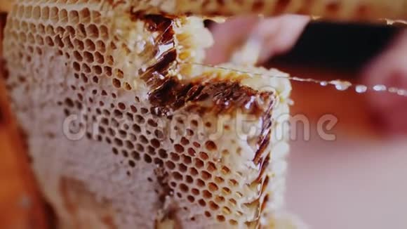 刀切框架上的天然蜂窝片视频的预览图