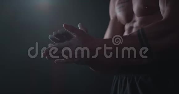 细节交叉健身概念男子拍手满粉然后开始他的交叉健身运动适合身体饱满视频的预览图