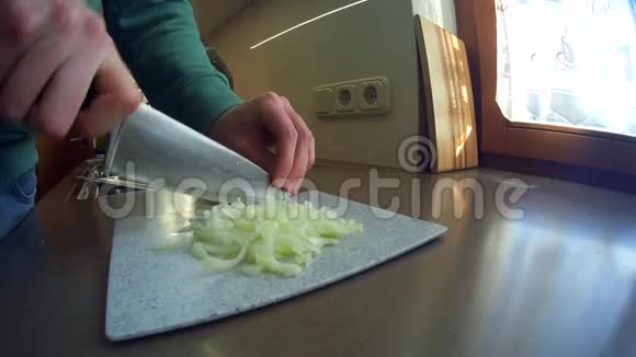 在厨房里煮洋葱视频的预览图