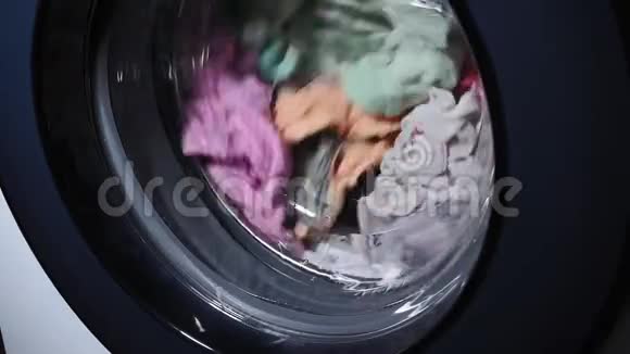 有彩色衣服的洗衣机特写工业洗衣服务视频的预览图