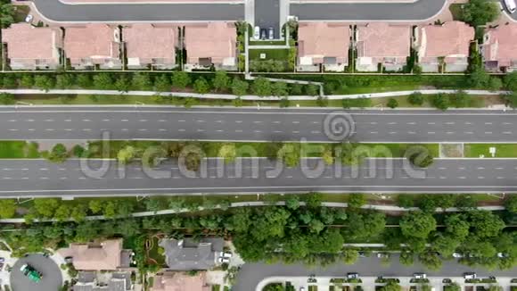 加州欧文市居民区有汽车的道路鸟瞰图视频的预览图