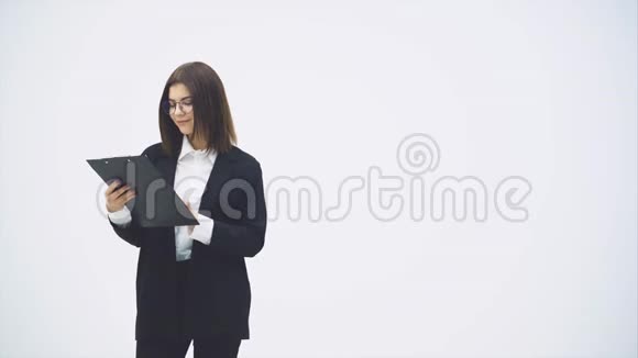 漂亮的女商人穿着黑色西装手里拿着纸摆出一副高兴的表情视频的预览图