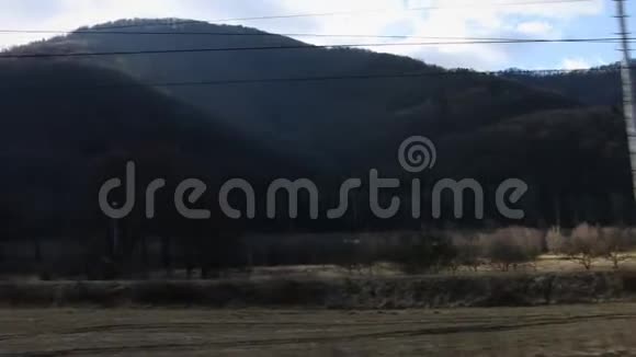 从火车窗口山从右到左的风景视频的预览图