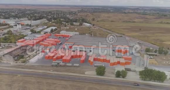飞过一座现代化的工厂工厂附近的橙色盒子工厂附近的箱子视频的预览图