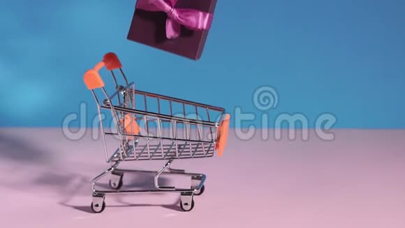 蓝色粉红色背景的购物车里的礼物抽象设计元素年销购物季概念视频的预览图