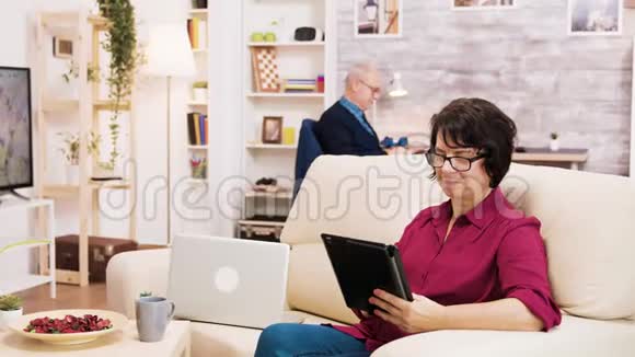 使用平板电脑放大老年妇女镜头视频的预览图