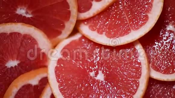 葡萄柚在旋转背景上切成两半柑橘类水果素和生食概念红葡萄果实质地顶级视频的预览图