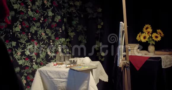 年轻的FridaKahlo坐在她的房间里开始画画4k视频的预览图
