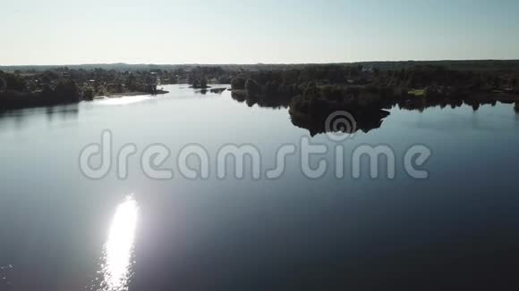 飞越Ostrovno村附近美丽的湖泊视频的预览图