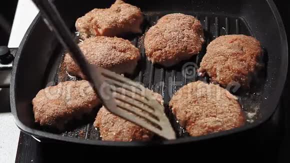 烤盘特写上的炸切片铲子翻转烹饪自制汉堡视频的预览图