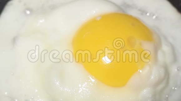 在一个小煎锅里煮鸡蛋准备早餐视频的预览图