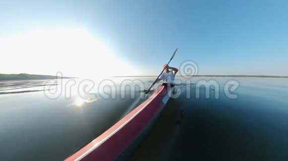 沿湖边皮划艇的一名男子的正面景色视频的预览图