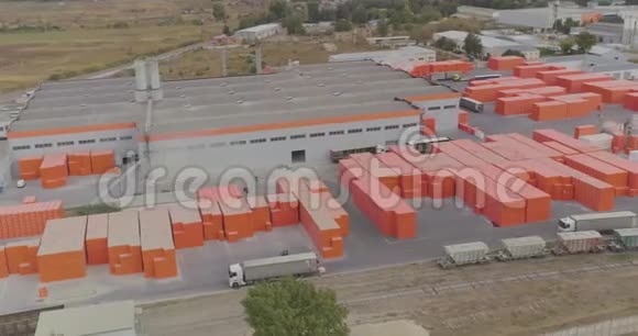 现代工厂的工业外部工厂橙色风格绕着现代化工厂转视频的预览图