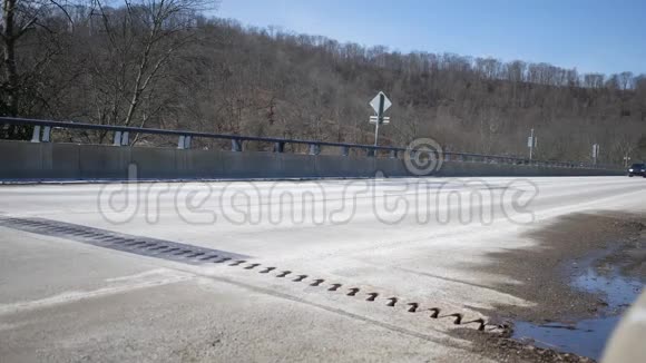 深冬或早春宾夕法尼亚州的一座深色SUV桥视频的预览图