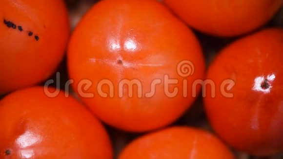 柿子在旋转背景上上景素和生食概念橙色水果多汁橘子视频的预览图
