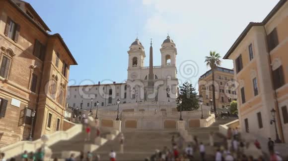 西班牙台阶人们沿着西班牙台阶行走意大利罗马视频的预览图