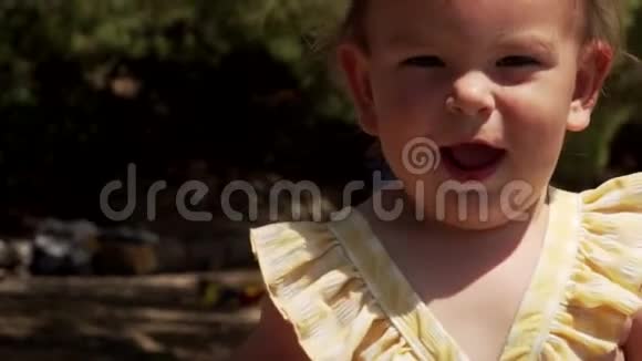 快乐的幼儿在海滩游泳套房慢动作视频的预览图