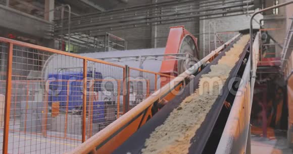 带砂和金属球的传送带工厂输送带线视频的预览图