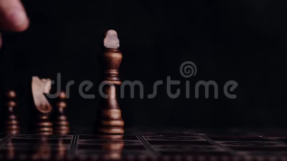 在国际象棋中移动女王的形象视频的预览图
