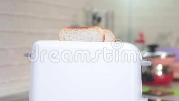 烤烤面包从白色现代烤面包机中弹出视频的预览图