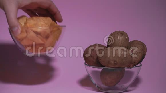 脆皮薯片放在碗里白色背景俯视天然马铃薯视频的预览图
