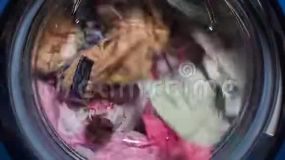在洗衣机里洗衣服4K延时视频的预览图