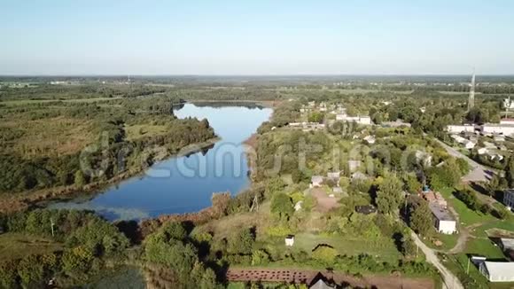 飞越Ostrovno村附近美丽的湖泊视频的预览图