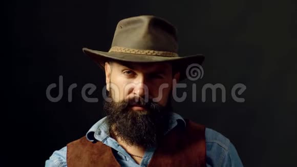 戴牛仔帽的英俊牛仔自信帅气的男人可爱的胡须人像特写视频的预览图