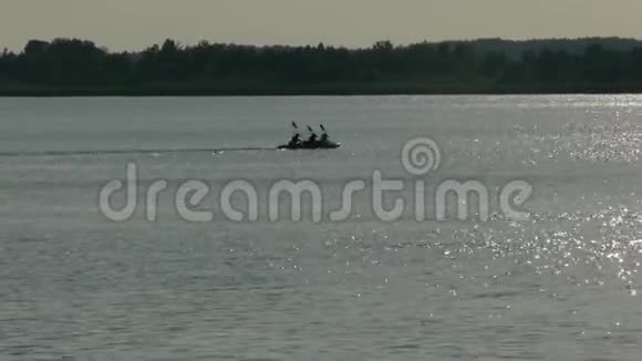三个人在皮艇上游泳视频的预览图