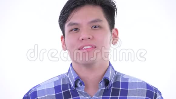 一张快乐年轻的亚洲时髦男人对着镜头说话的脸视频的预览图