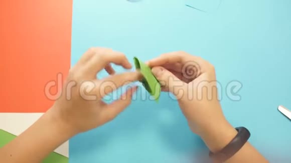 在创意工作室少年的双手与纸合作儿童表演折纸视频的预览图