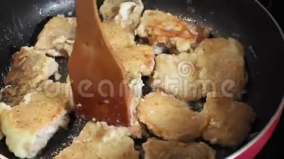 用植物油在锅里煮炸鱼片选择性聚焦视频的预览图